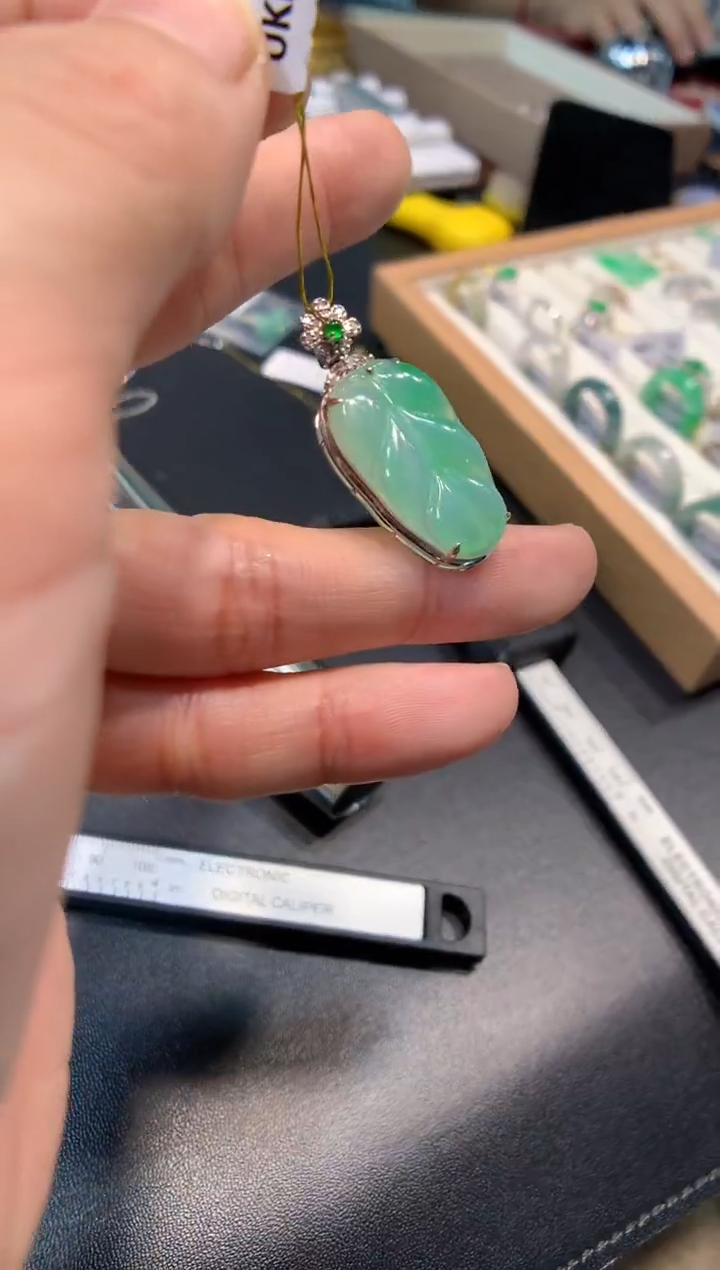 颈饰18K金镶嵌翡翠叶子