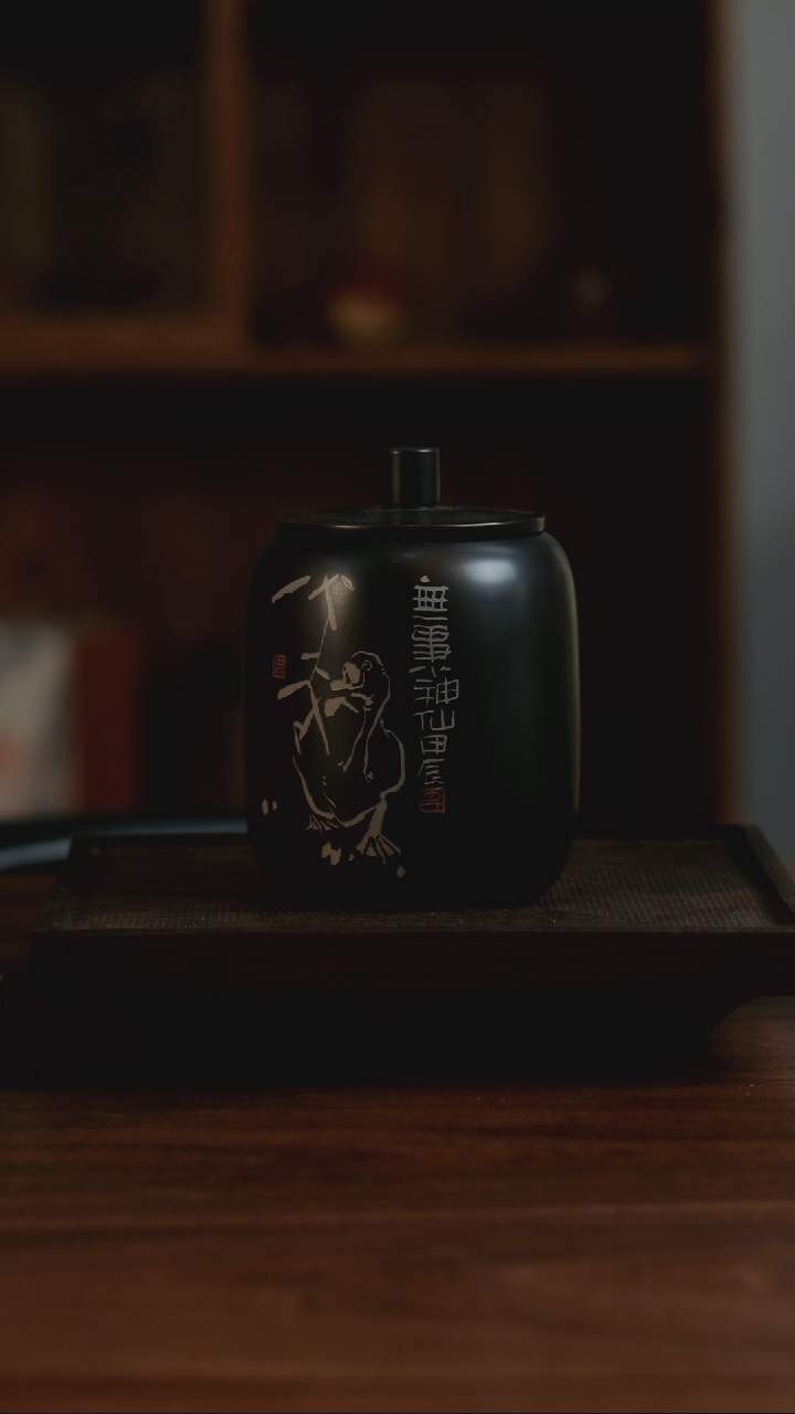 【闪购商品】二生陶作倚松罐《无事小神仙》黑色