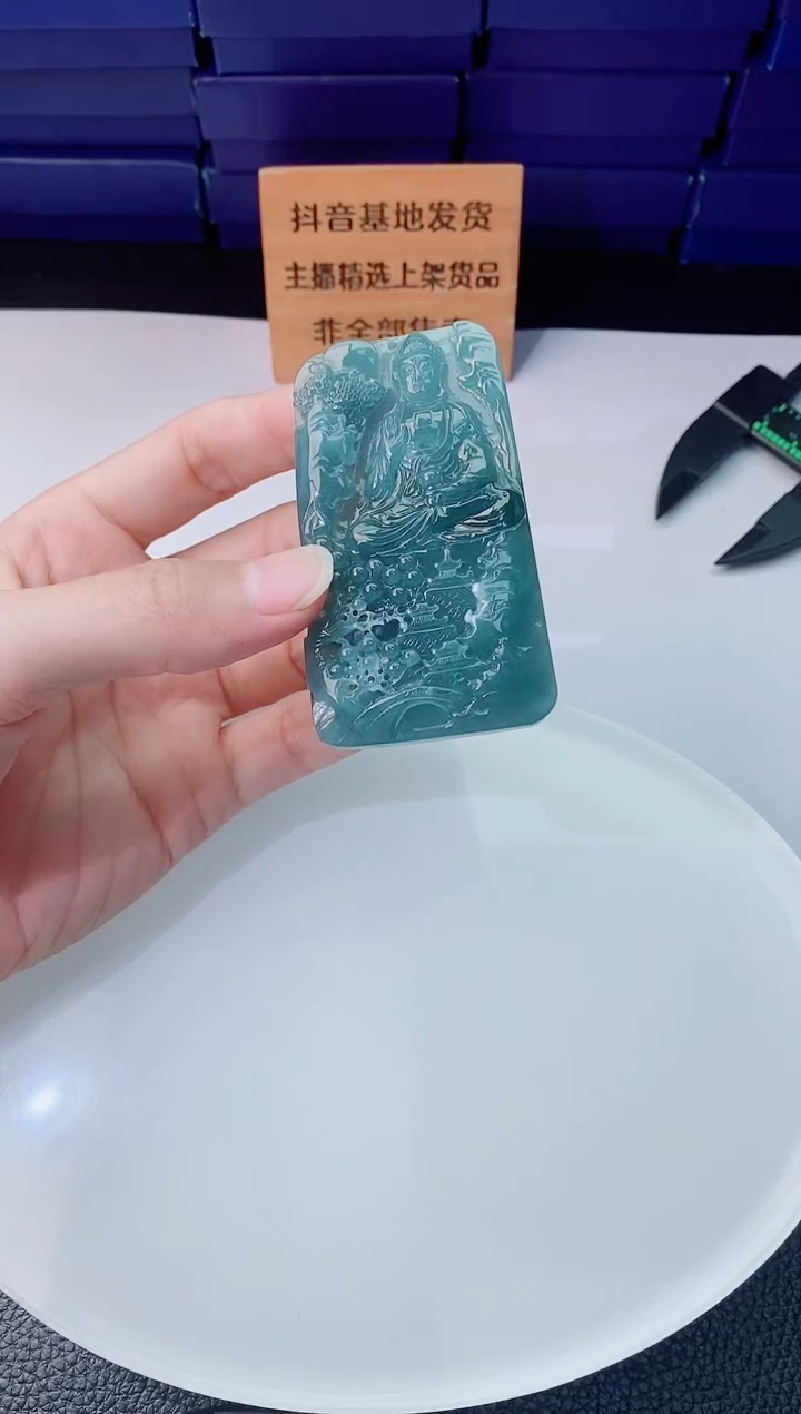 颈饰未镶嵌翡翠   `