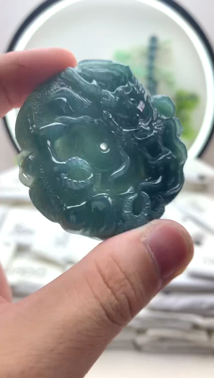 颈饰未镶嵌翡翠龙牌