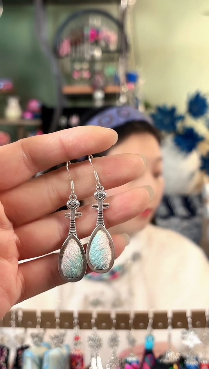 ?****柠彩云南阁非遗老绣饰品175