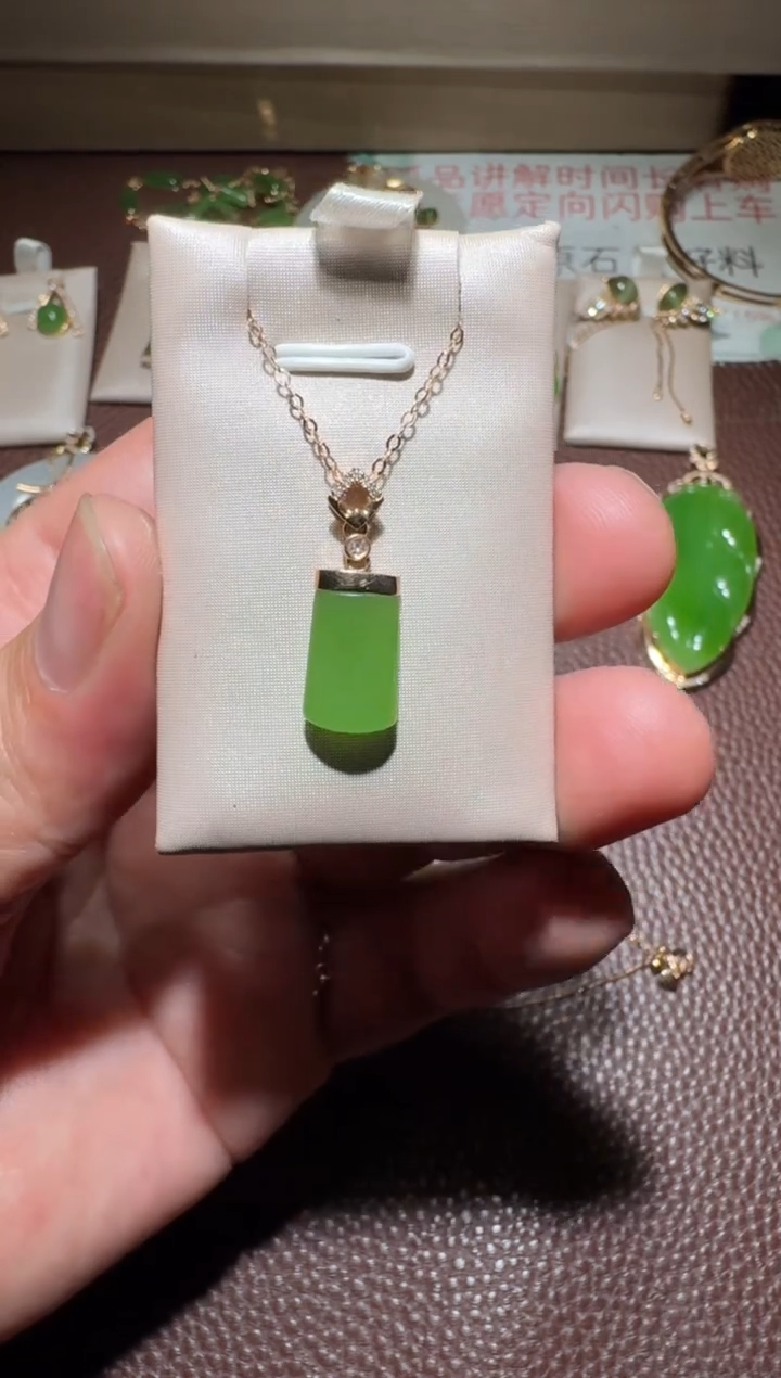 【闪购商品】和田玉挂件18K金镶嵌和田玉