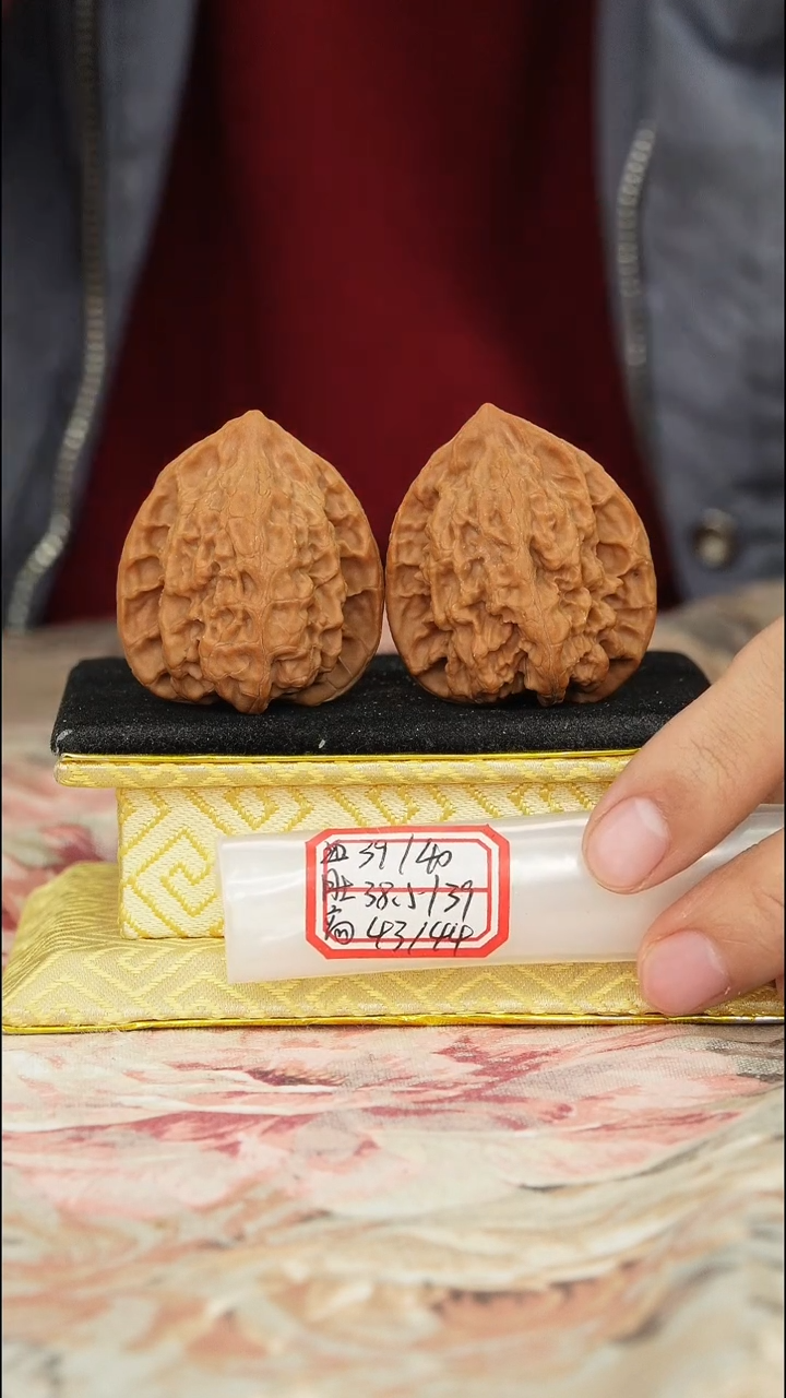 【闪购商品】文玩核桃把件梨木台