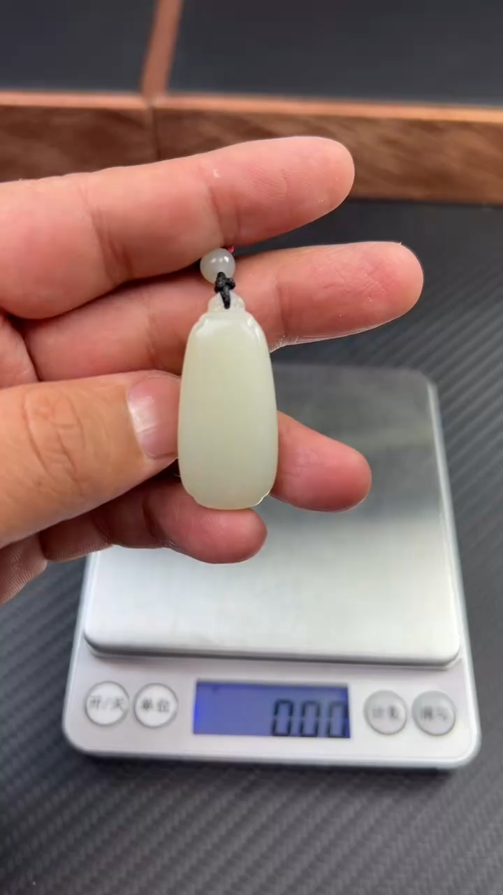 【闪购商品】和田玉吊坠(赠链)未镶嵌且末微色差迪克兰一细