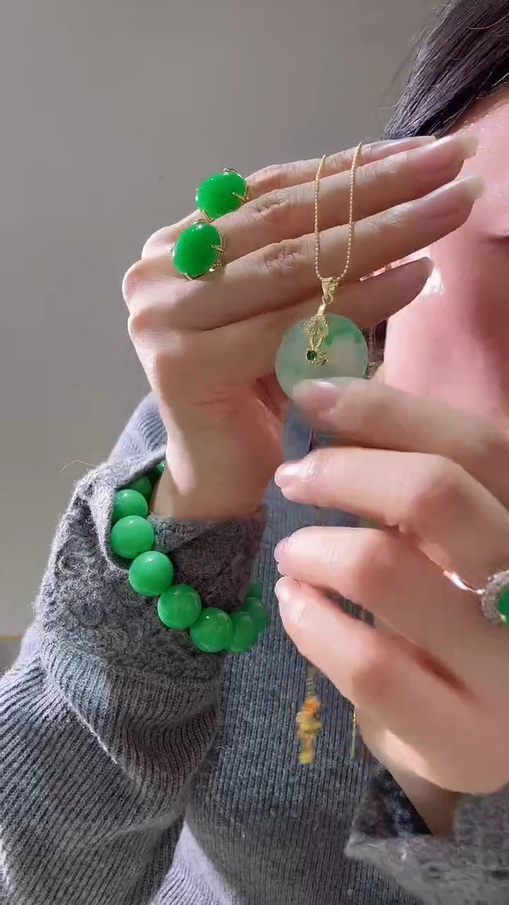 颈饰未镶嵌翡翠透花平安扣