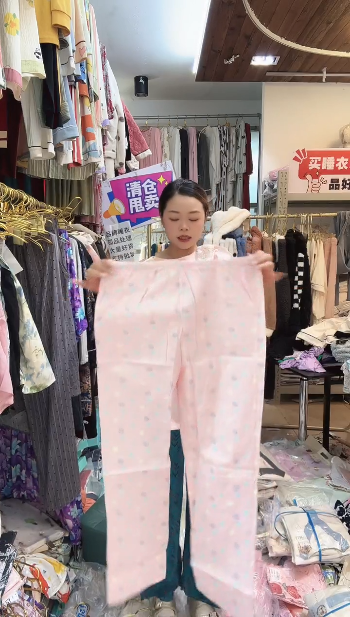 宇**虹黑色吊带长裤带胸垫