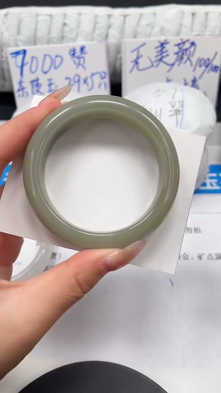 未镶嵌手镯石英质玉48-53.3