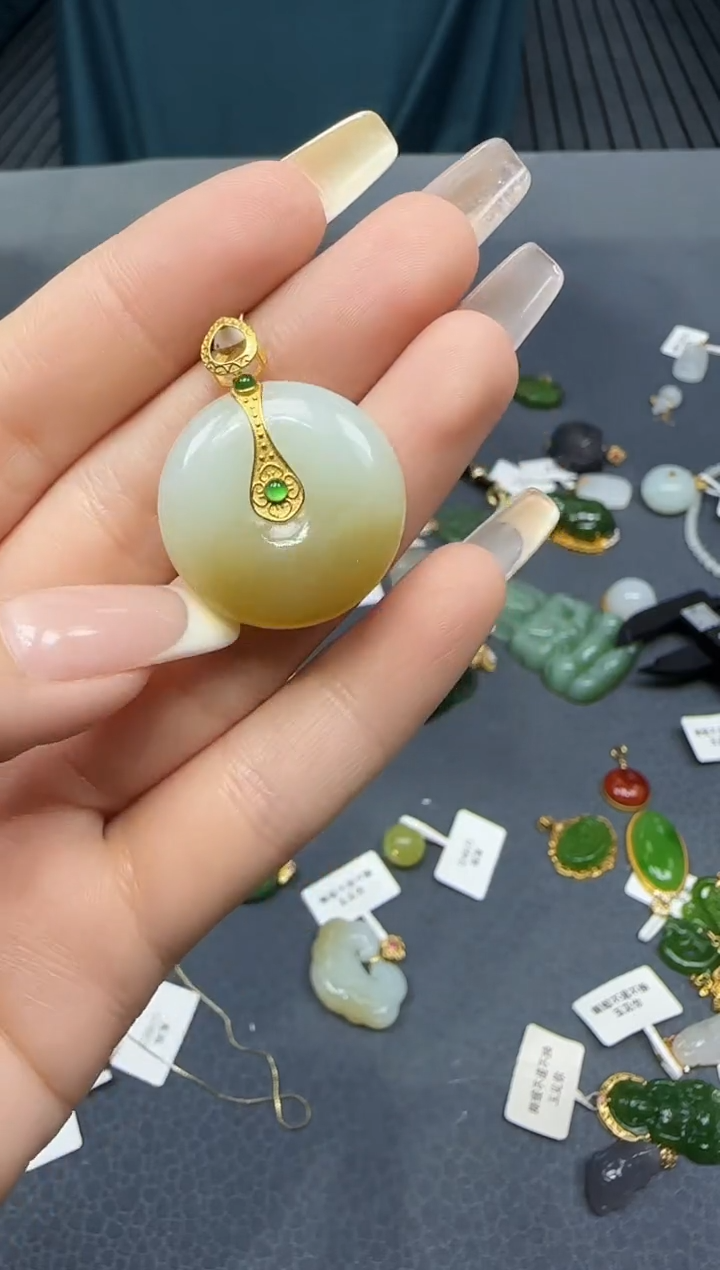 【闪购商品】和田玉挂件18K金镶嵌1