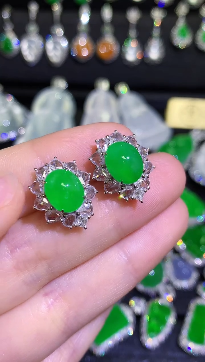【闪购商品】翡翠耳饰18K金镶嵌高冰满绿阳绿蛋面耳钉