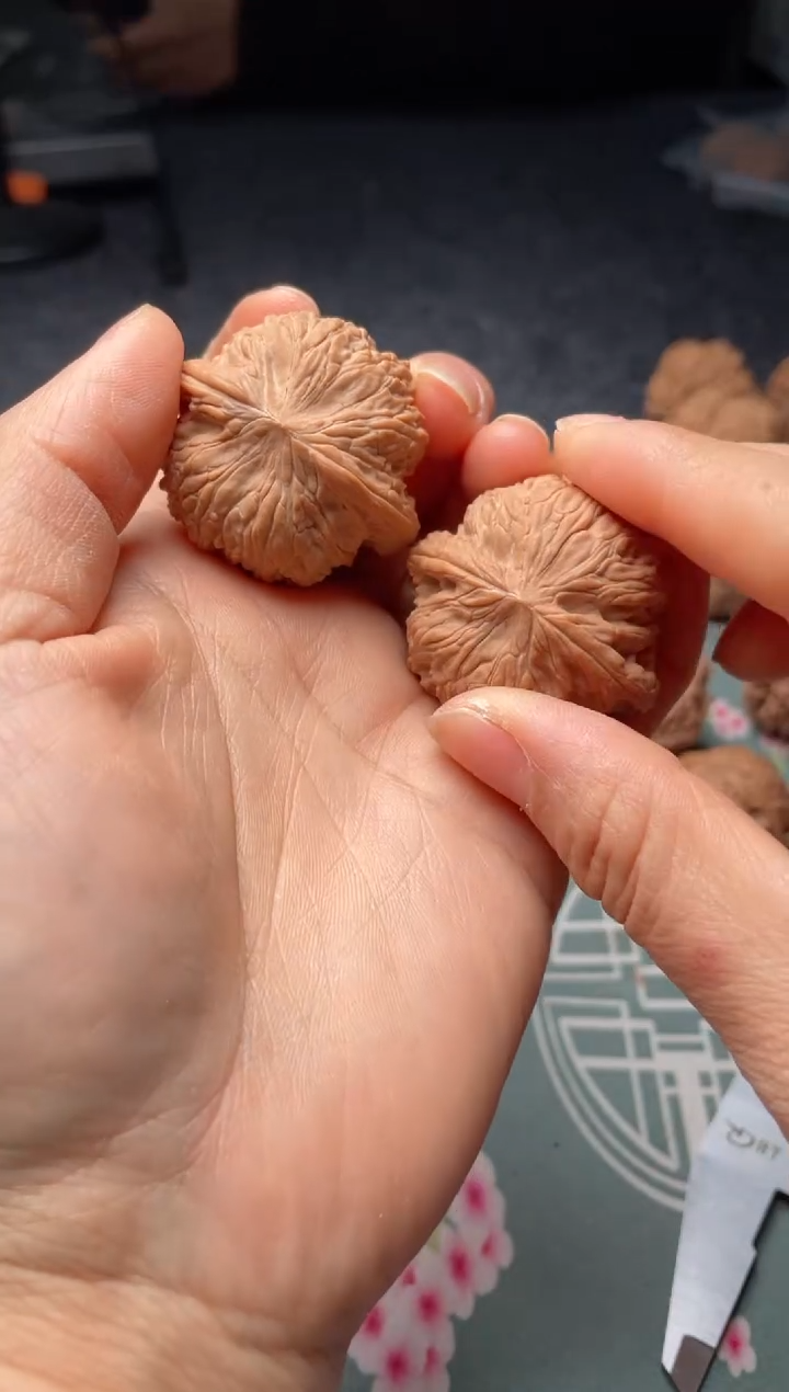 把件文玩核桃w332  绣球 39尺