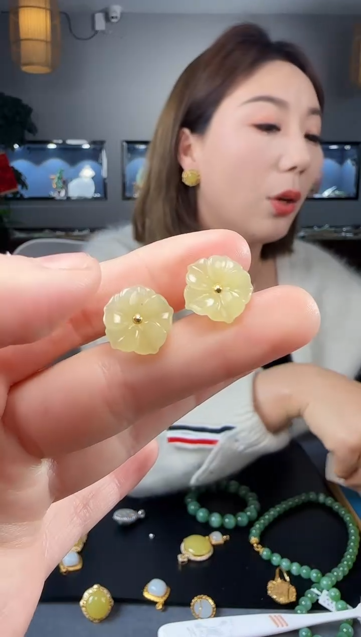 【闪购商品】和田玉耳钉18K金镶嵌1