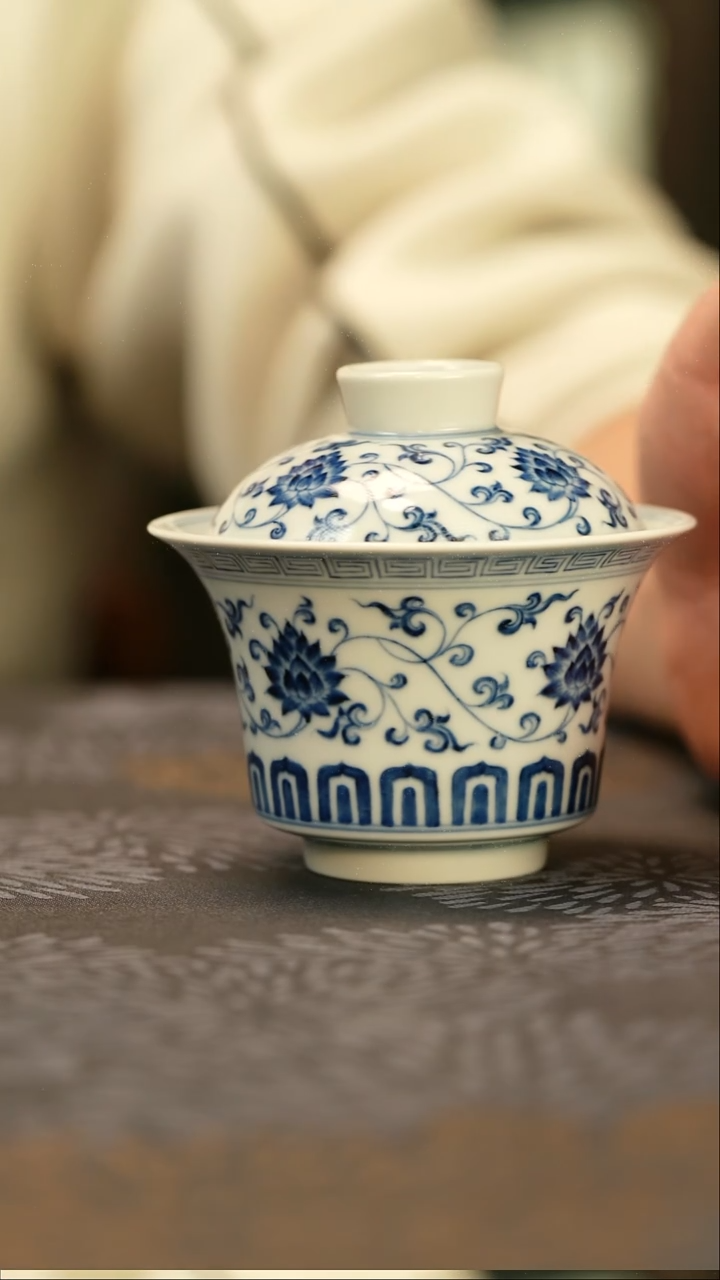 中式仿明青花缠枝莲马蹄盖碗