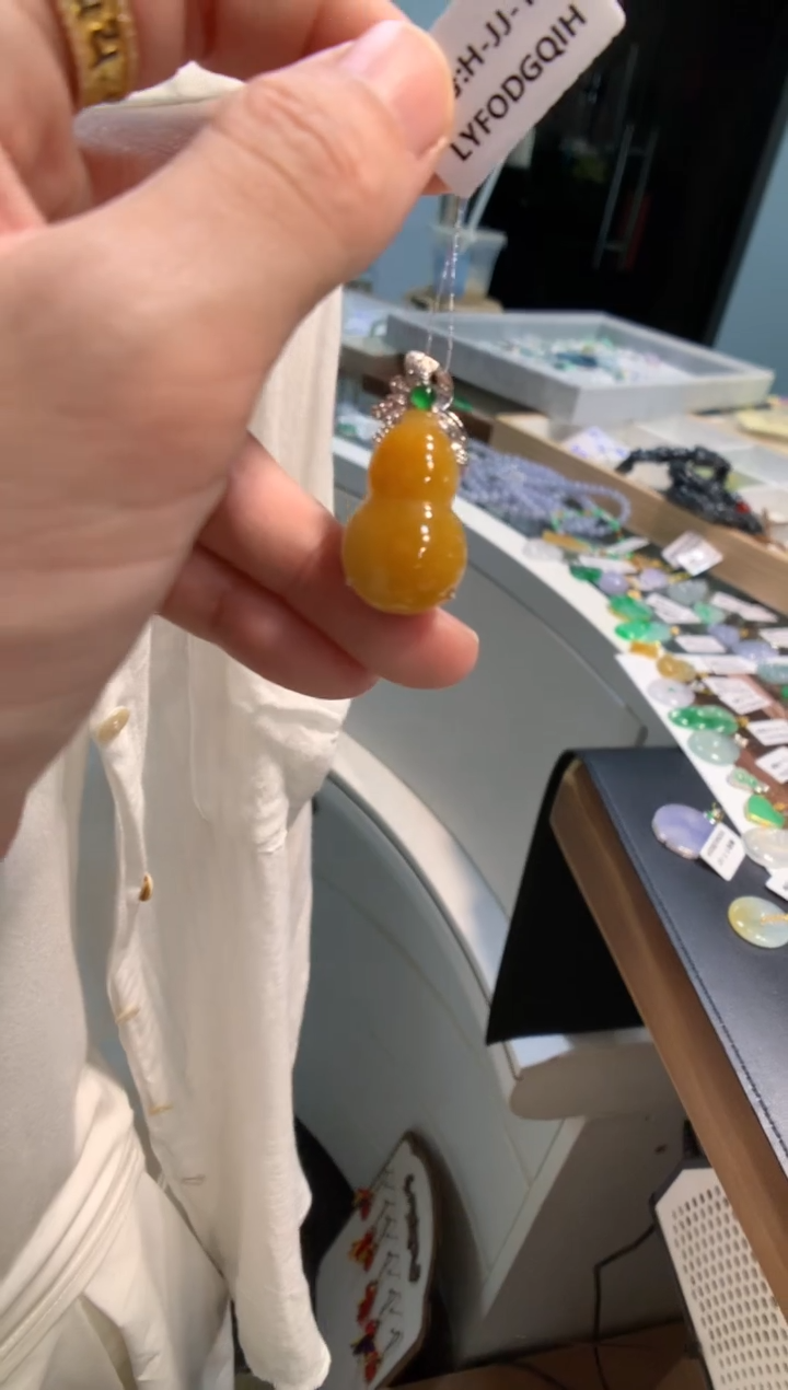 颈饰18K金镶嵌翡翠葫芦