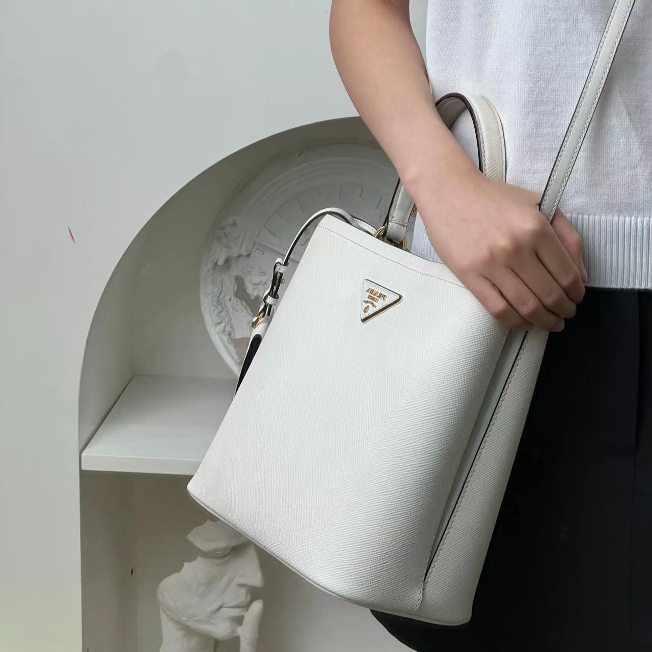 99新 Prada/普拉达 水桶中号白金/优品