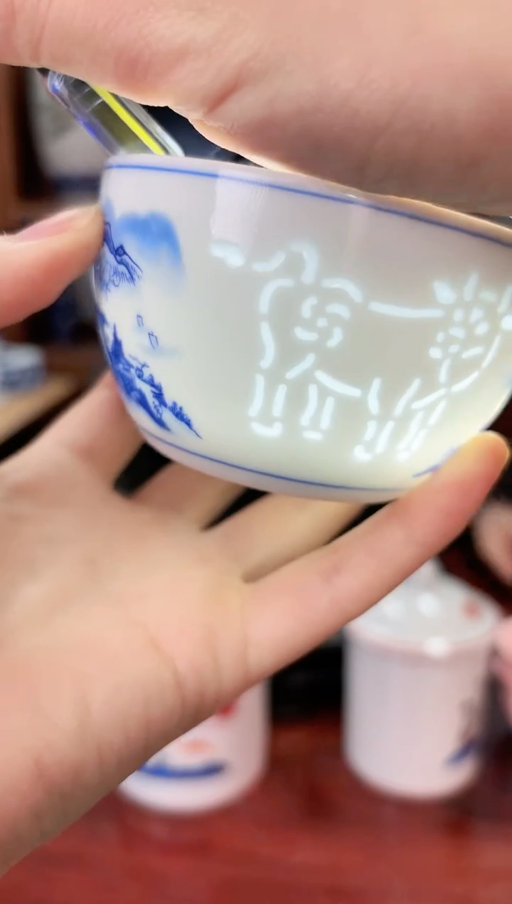 A32景德镇青花玲珑罗汉杯（牛）