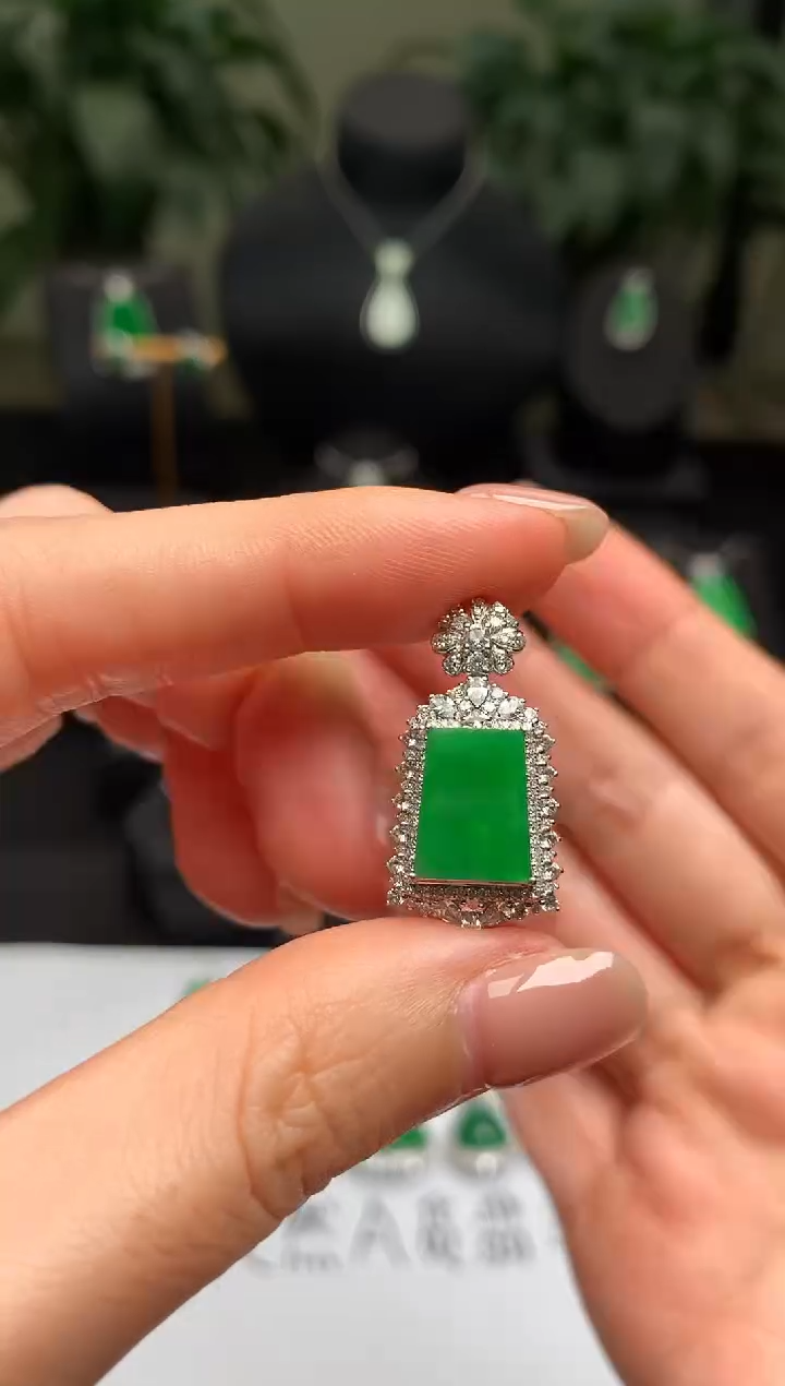 颈饰18K金镶嵌翡翠无事牌