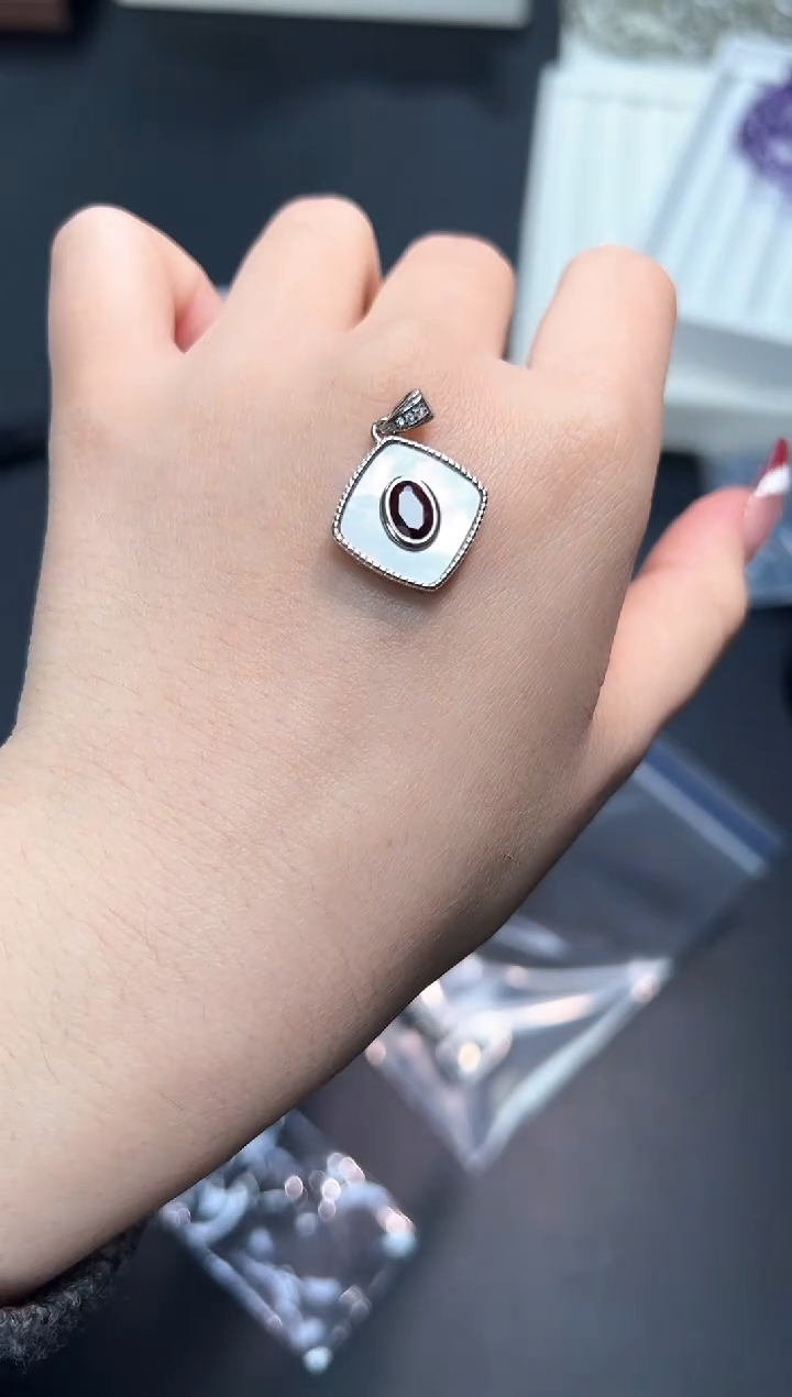 【闪购商品】石榴石吊坠(不含链)银S925镶嵌2R多样性发其一/1个