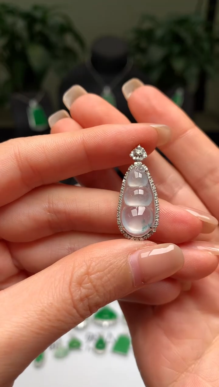 颈饰18K金镶嵌翡翠福豆