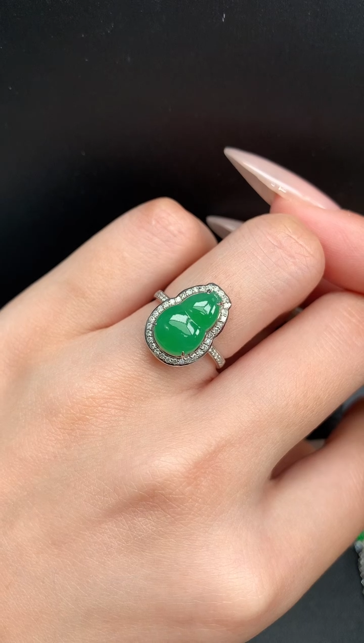 【闪购商品】翡翠18K金镶嵌颈饰葫芦