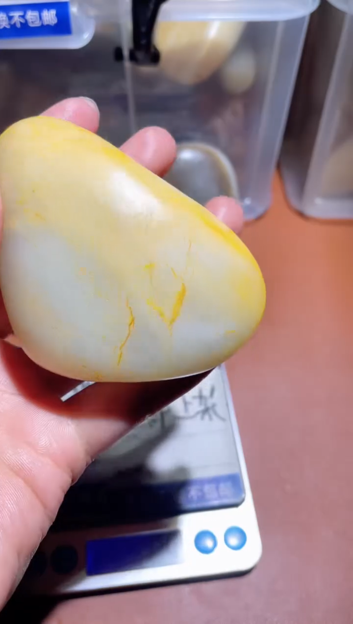 未镶嵌和田玉（糖玉）挂件原石