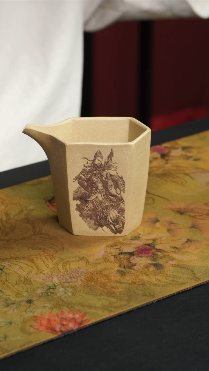 茶杯紫砂本山绿泥 六角公道杯 刻绘关羽