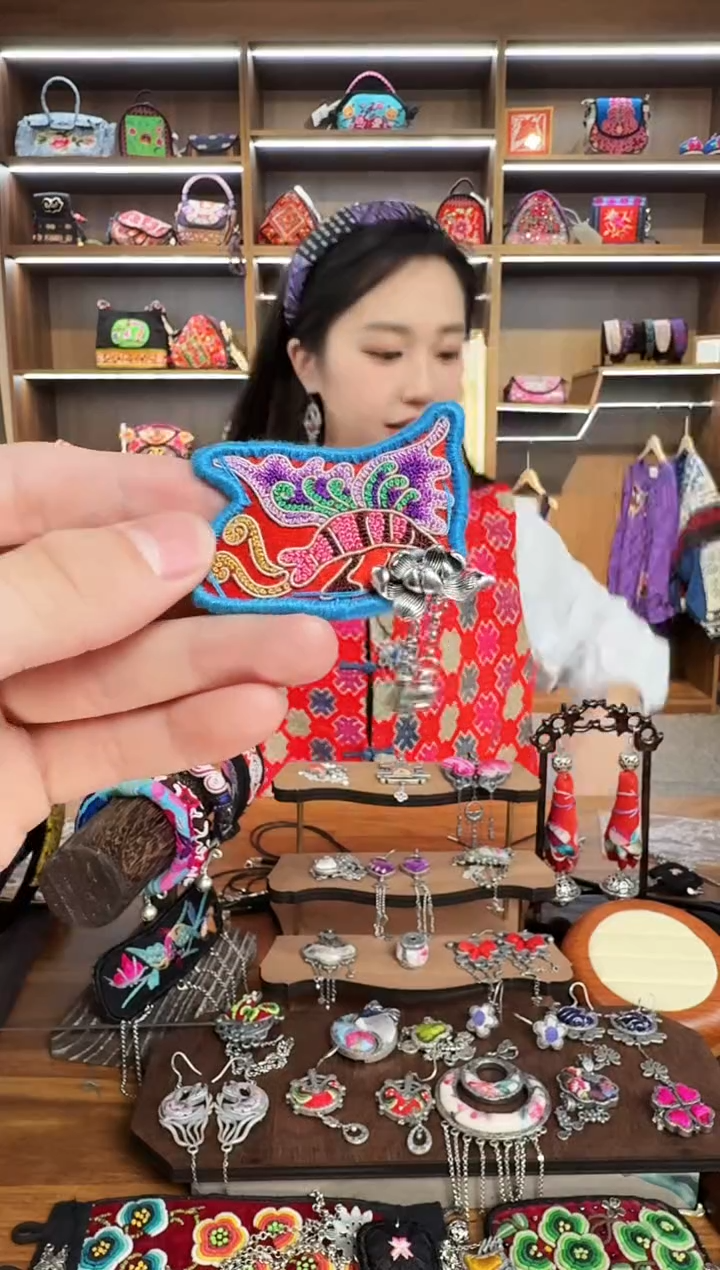 【闪购商品】织绣174蒙阿苏苗绣传承