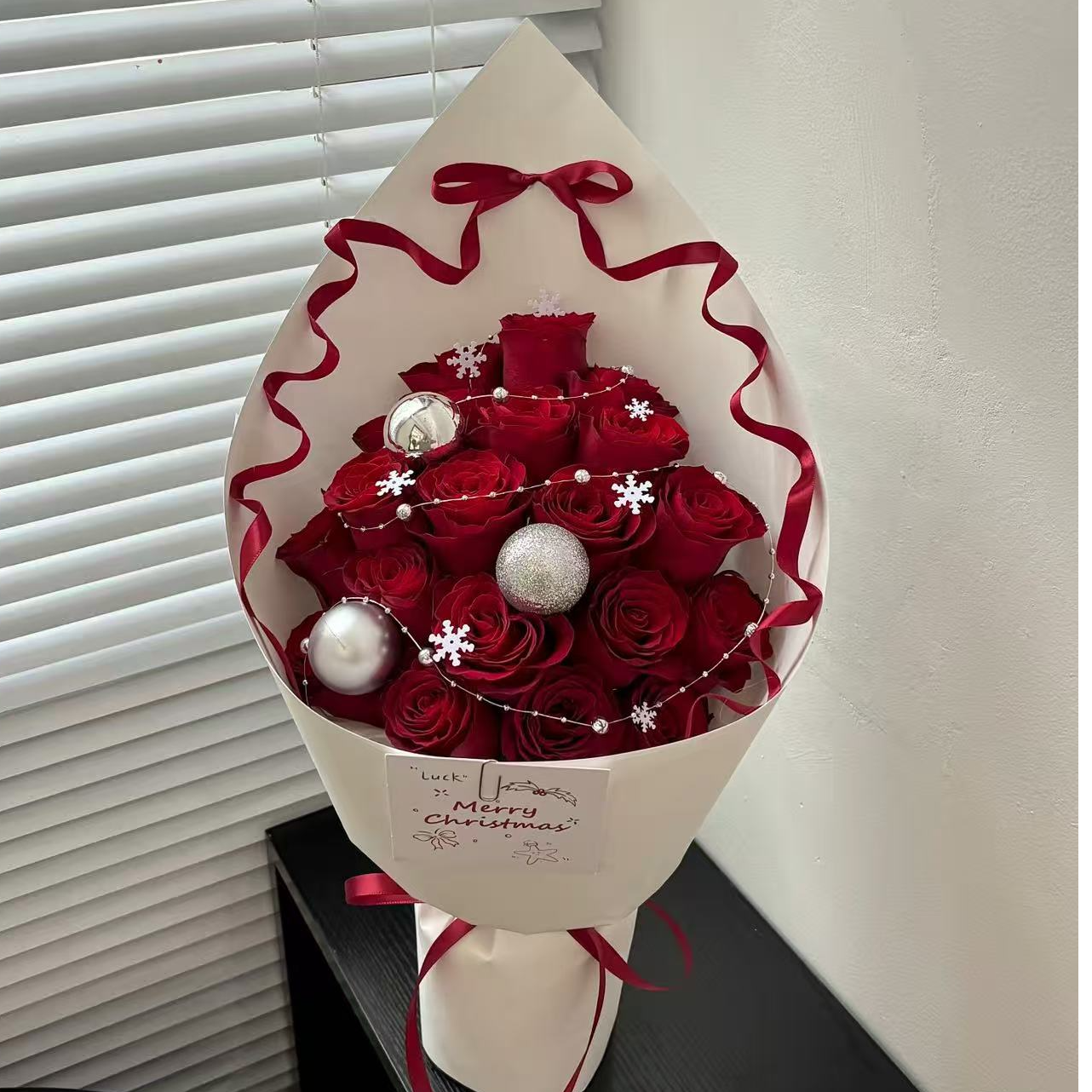 圣诞树玫瑰礼花圣诞节礼物红色丝带装饰玫瑰花
