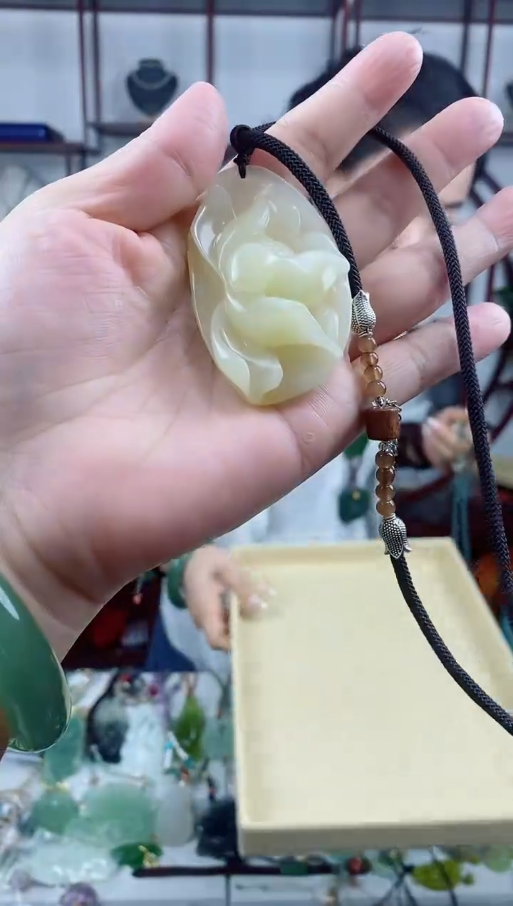 未镶嵌岫玉颈饰荷花