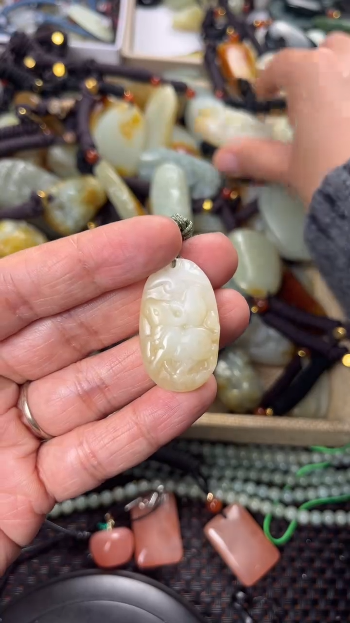 【闪购商品】和田玉颈饰未镶嵌多样性发货没有证书拍一发一有瑕