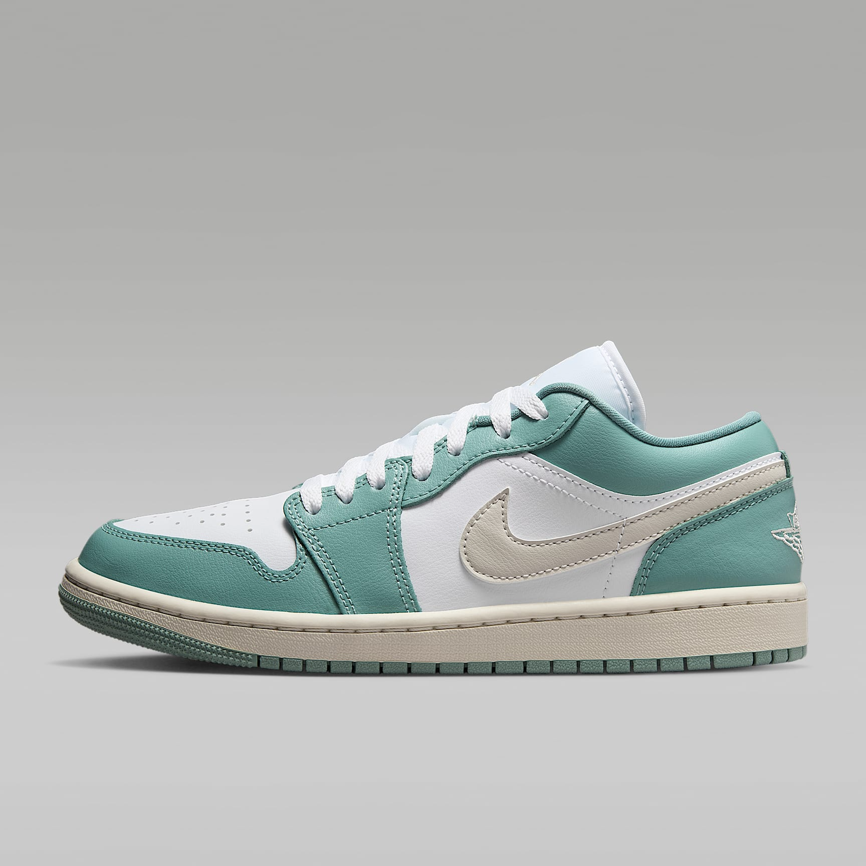 NIKE/耐克冬季女子乔丹AJ1轻便平底低帮刺绣运动板鞋 DC0774138