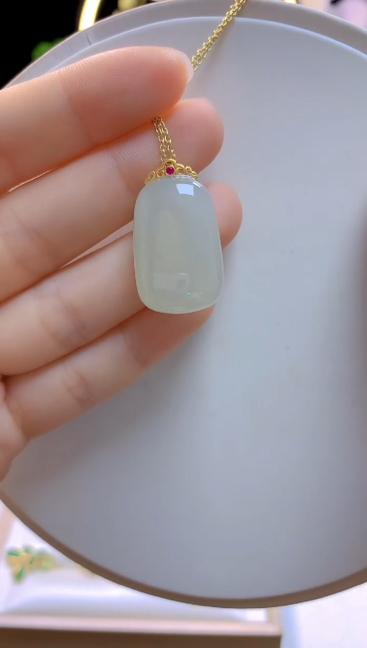 和田玉18K金镶嵌吊坠(赠链)无事牌