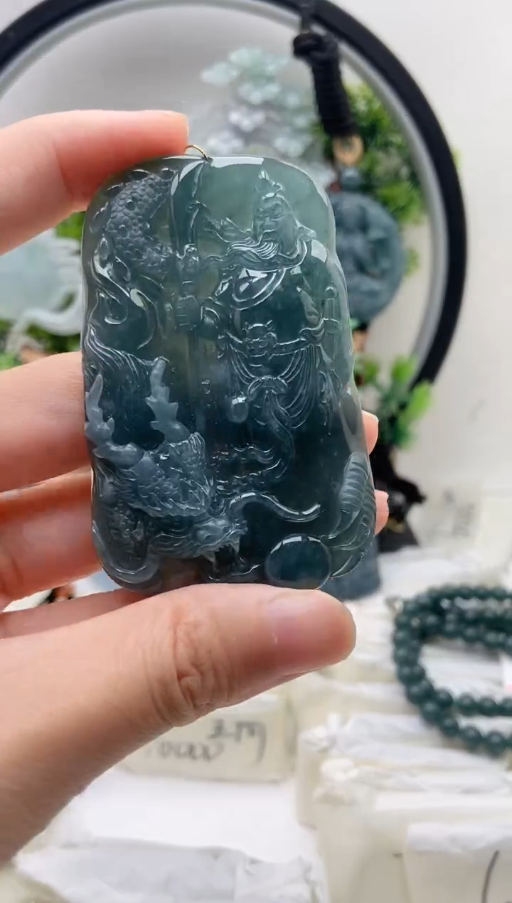 翡翠未镶嵌颈饰关公