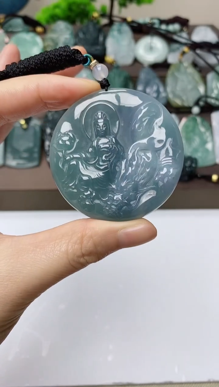 翡翠未镶嵌颈饰         