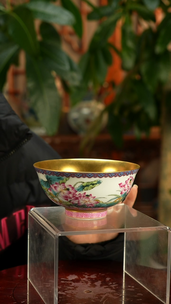 其他瓷粉彩荷花纹小碗一只