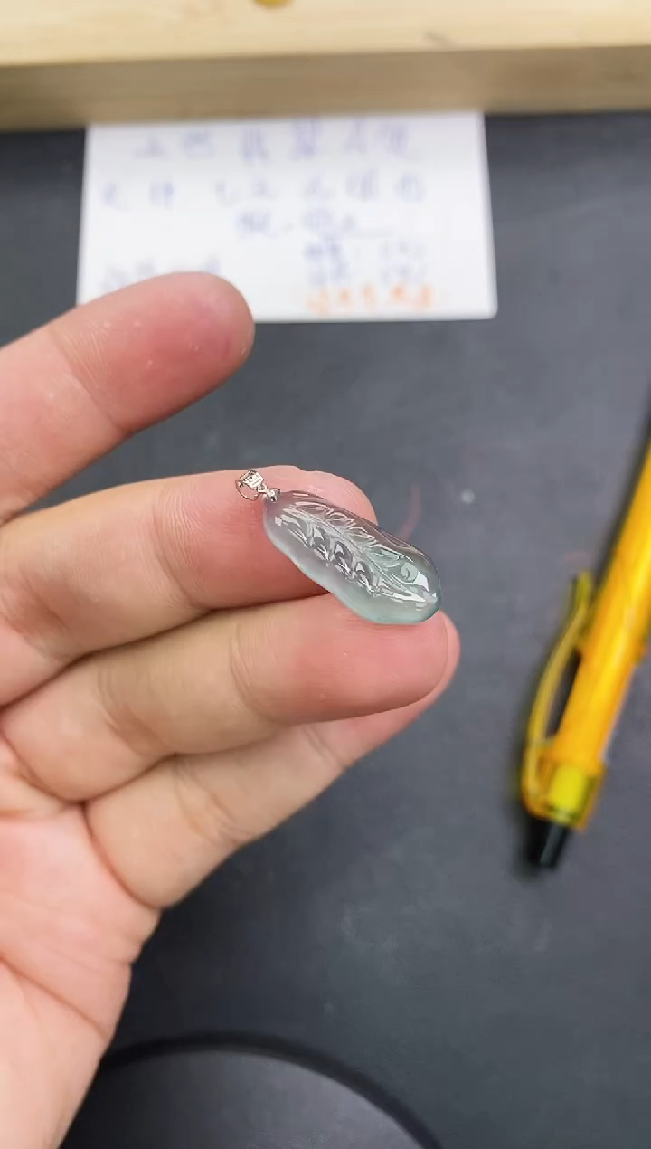 【闪购商品】翡翠颈饰18K金镶嵌天然翡翠A货赠皮绳