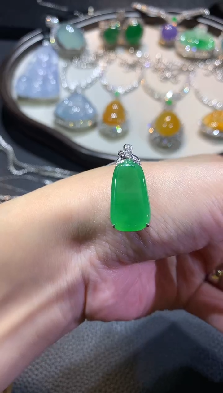 【闪购商品】翡翠吊坠(不含链)18K金镶嵌15-瓜瓜（多样性发货一件