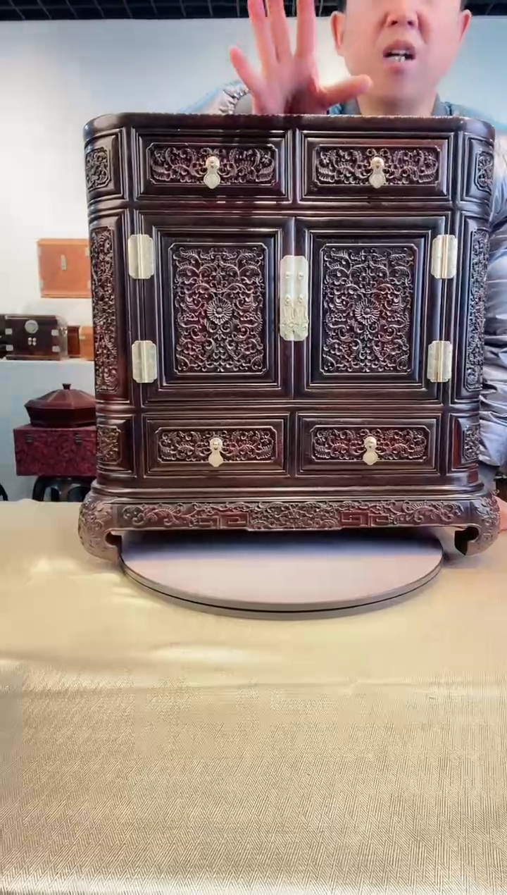 【闪购商品】红酸枝木类木雕红酸枝巴里黄檀精雕西番莲多宝柜