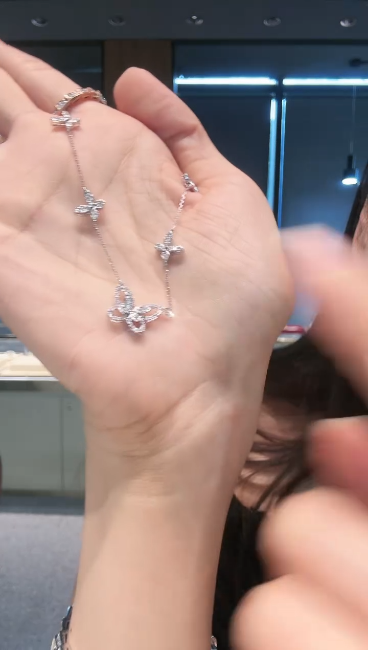 【闪购商品】钻石项链18K金镶嵌五只蝴蝶