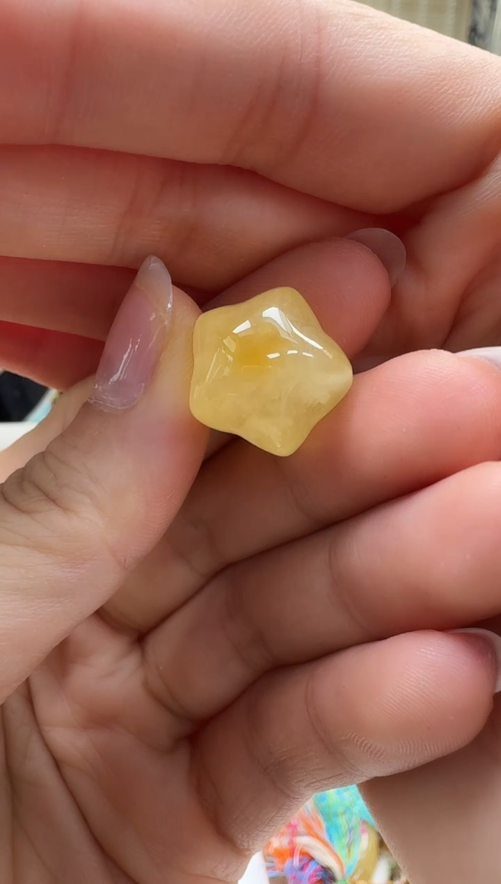 未镶嵌颈饰琥珀如图