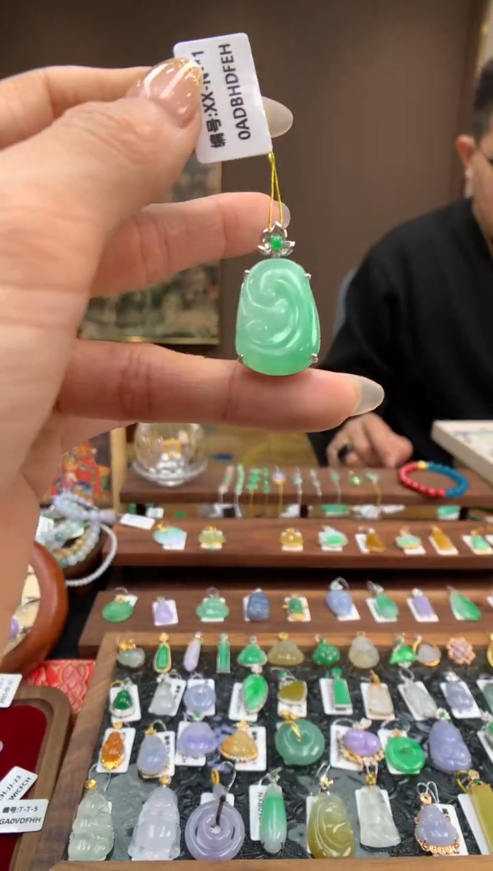 【闪购商品】翡翠颈饰18K金镶嵌如意