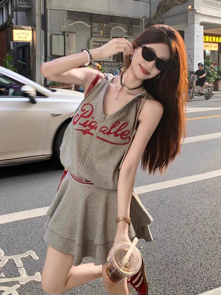 13-19辣妹无袖背心上衣搭配高腰小众百褶裙