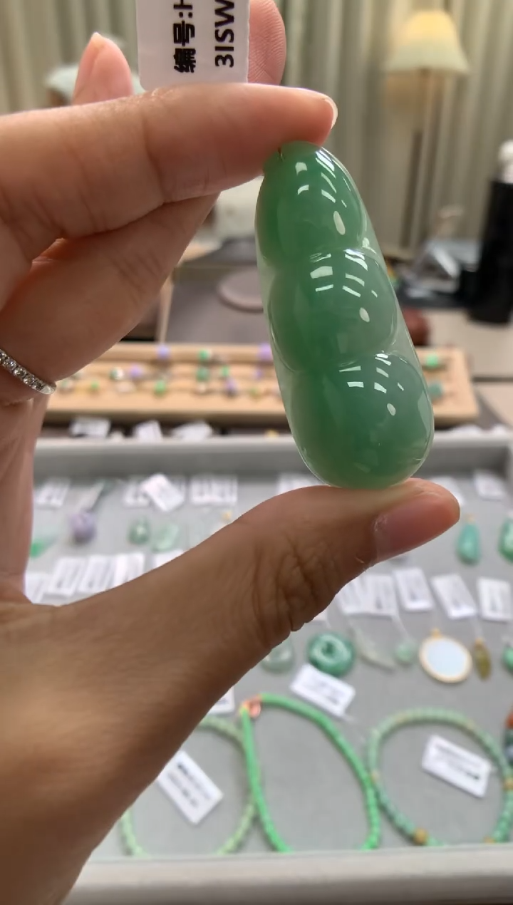 翡翠未镶嵌颈饰福豆
