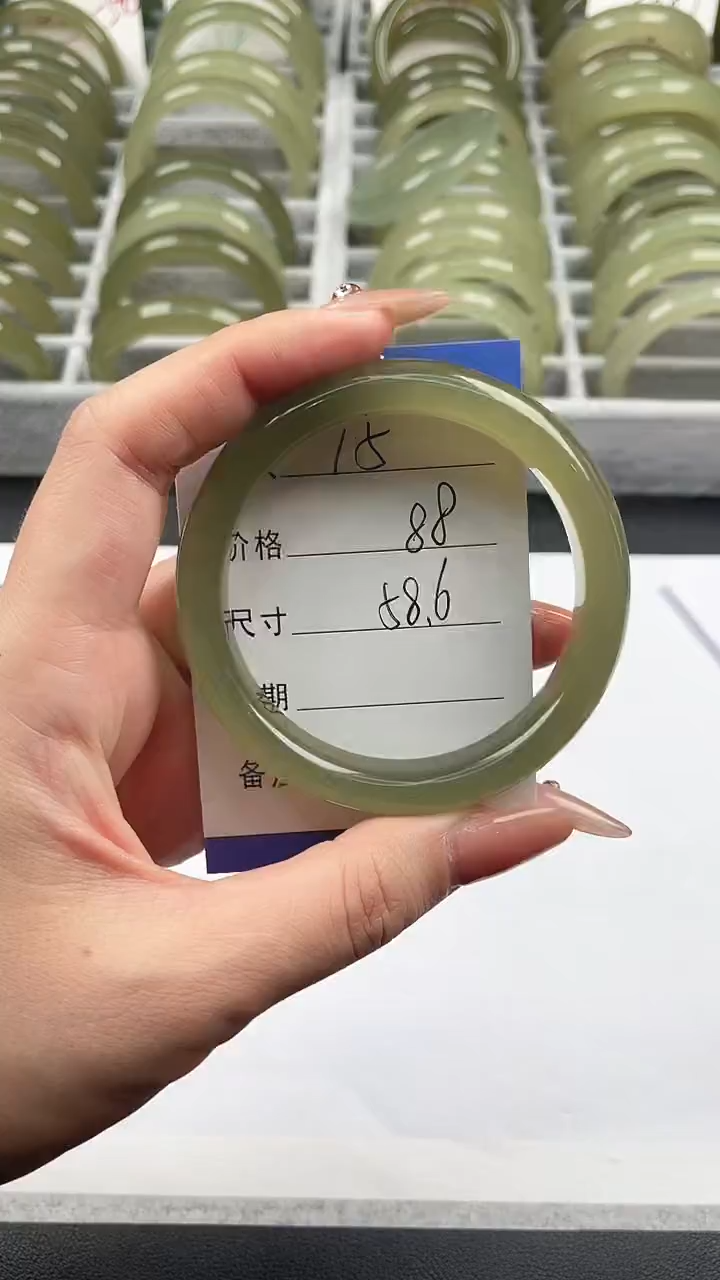 未镶嵌手镯石英质玉湖水绿