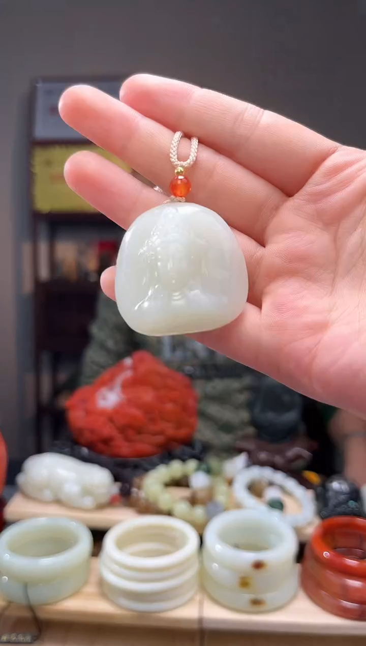 颈饰未镶嵌和田玉吊坠