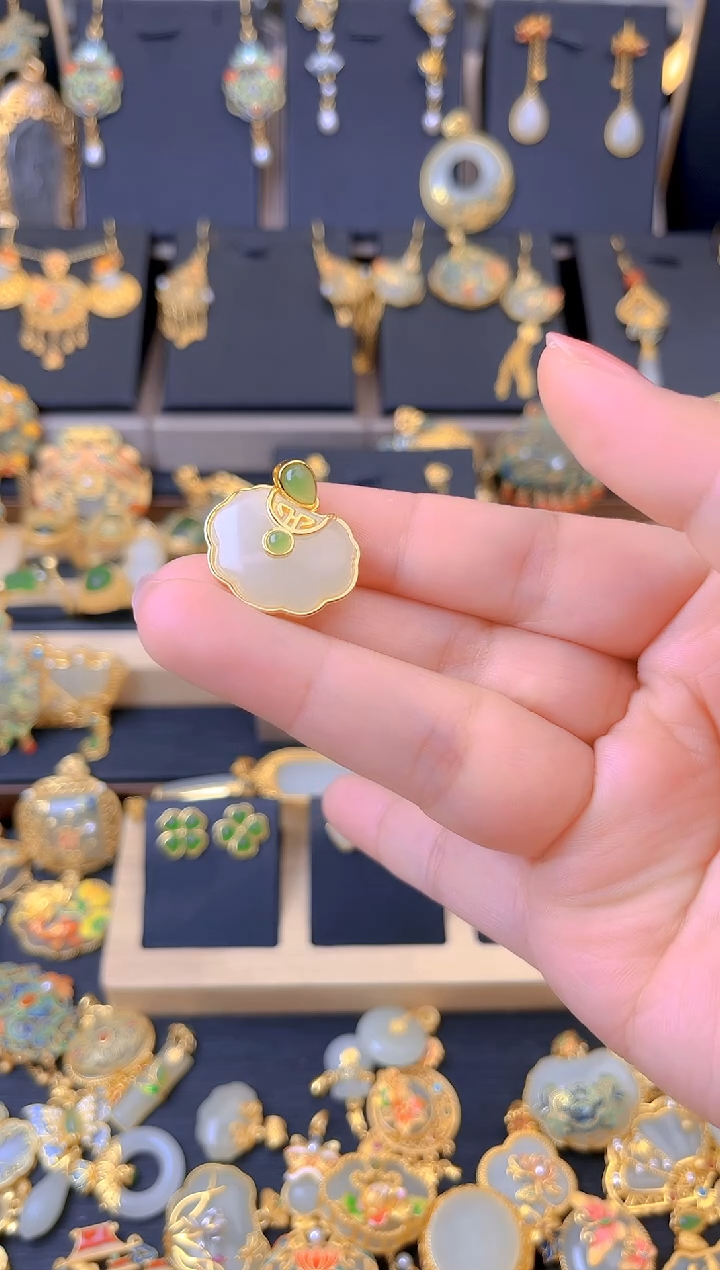 【闪购商品】和田玉吊坠银S925镀金镶嵌水滴祥云如意锁吊坠