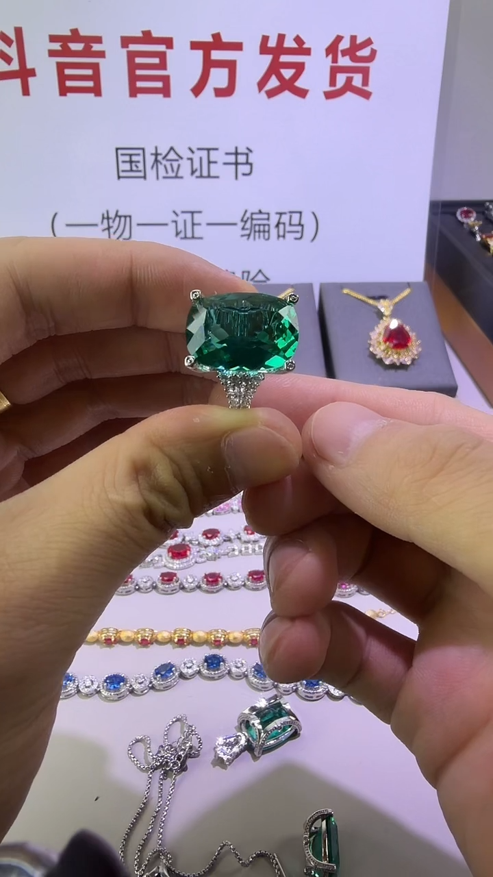 18K金镶嵌戒指祖母绿320