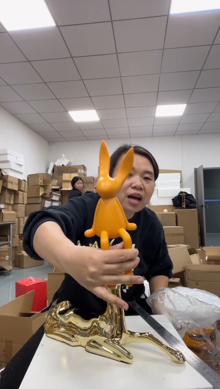 树脂小号坐姿兔黄色