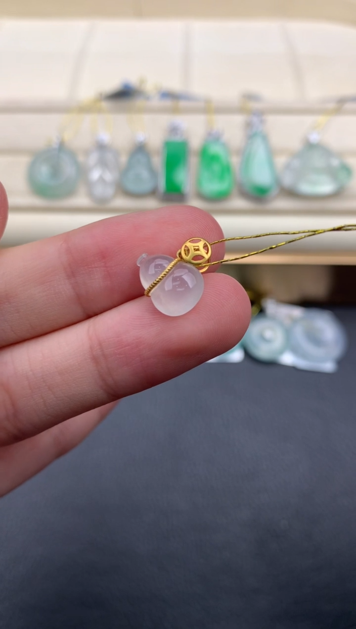 翡翠18K金镶嵌颈饰A370     