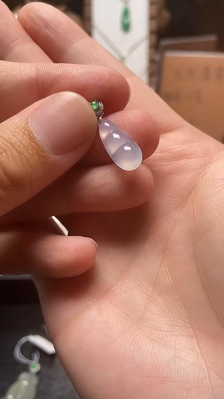 吊坠(不含链)18K金镶嵌翡翠小福豆吊坠，配小绿蛋