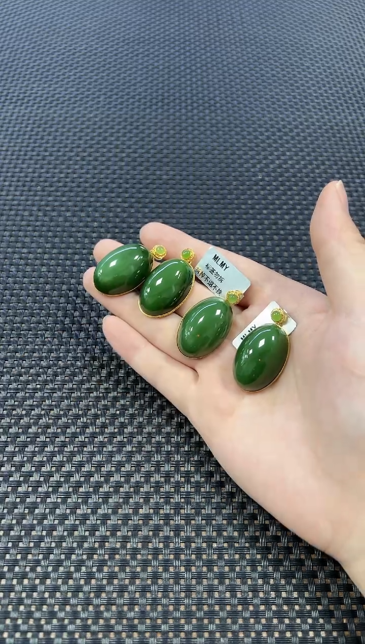 吊坠(不含链)18K金镶嵌和田玉 （多样性发一件）